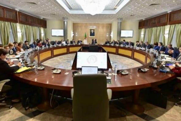 الوزير
الأول
يترأس
إجتماعا
للحكومة