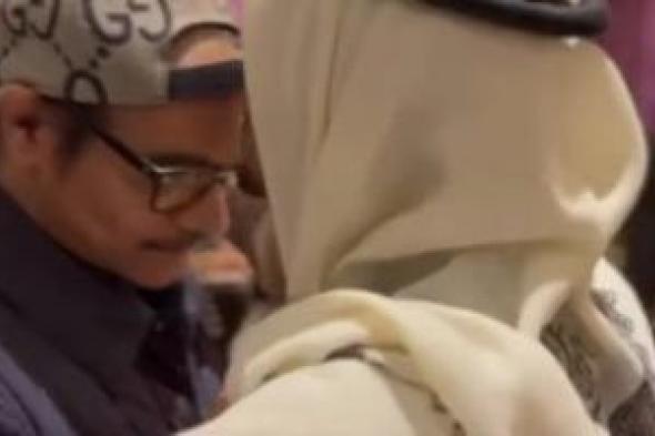 صقر
الأغنية
الخليجية
يفاجئ
ابنه
الوليد
بعيد
ميلاده
وسط
السحاب