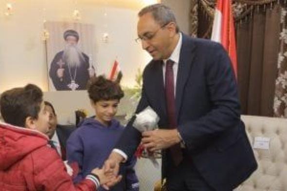 محافظ
قنا
يشارك
أقباط
دشنا
احتفالات
عيد
الميلاد
ويقدم
هدايا
للأطفال