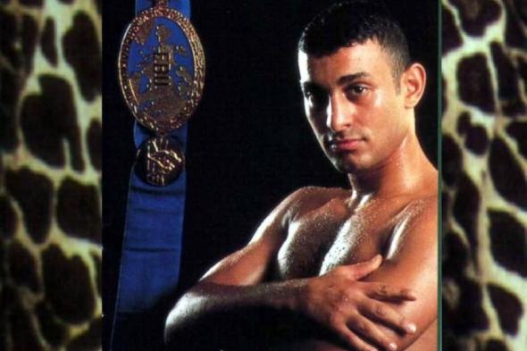 «العملاق»..
      سيرة
      أسطورة
      الملاكمة
      نسيم
      حميد
      ومدربه