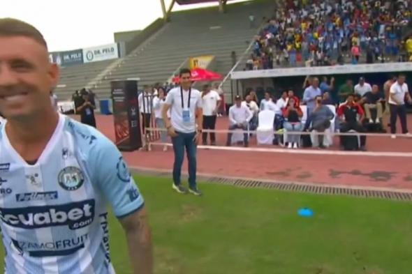 لاعب
      الوحدة
      السابق
      يصيب
      وجه
      أحد
      المشجعين
      خلال
      حفل
      تقديمه