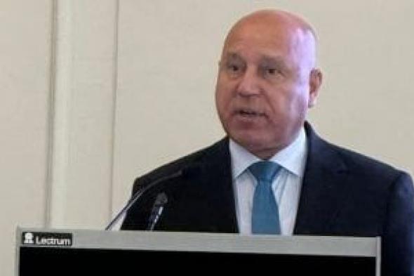 الفريق
كامل
الوزير
ينفي
وجود
حسابات
على
فيسبوك
أو
أى
موقع
تواصل