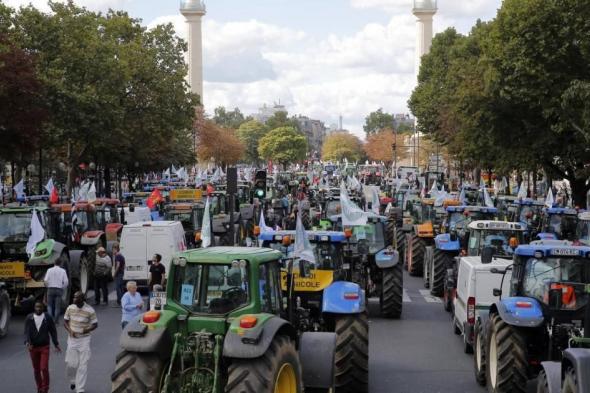 مزارعون
      يحتجون
      بجراراتهم
      في
      باريس
      والحكومة
      تندد
      بخطوة
      «غير
      مقبولة»