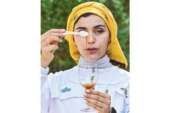 «سيدة النحل» تفتح الخلية لعالم بطعم العسل في «إكسبو دبي»