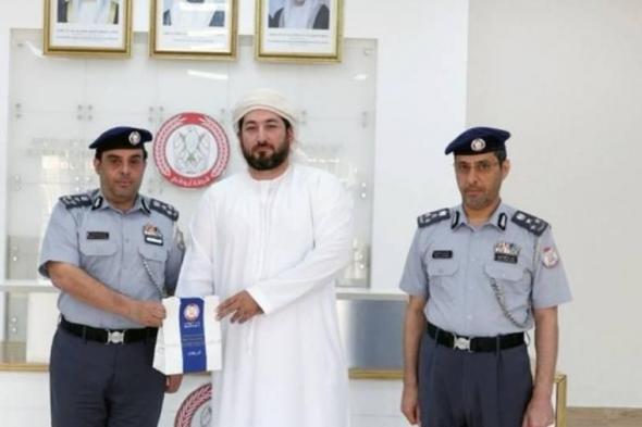 شرطة
      أبوظبي
      تكرّم
      عربياً
      لمبادرته
      الإنسانية
      في
      حادث
      دراجة
