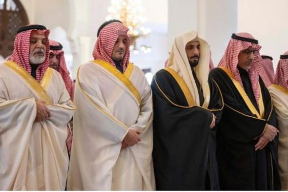 وزير
    الداخلية
    يؤدي
    صلاة
    الميت
    على
    الفريق
    أول
    سعيد
    بن
    عبدالله
    القحطاني