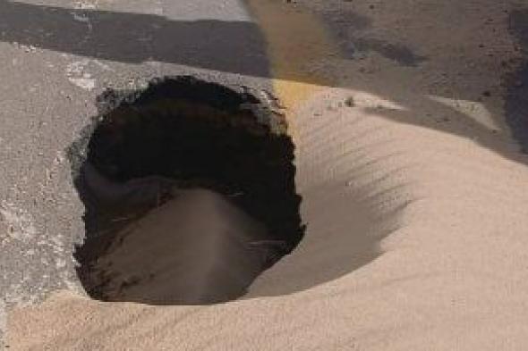 محافظ
مطروح
يوجه
بسرعة
إصلاح
حفرة
على
كوبرى
رأس
الحكمة
..
صور