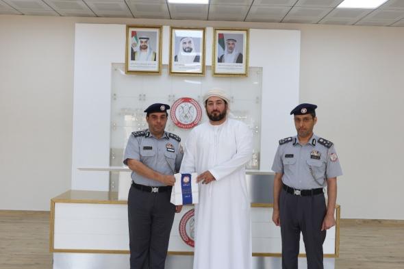 شرطة أبوظبي تكرّم عربيًا لمبادرته الإنسانية في حادث دراجة