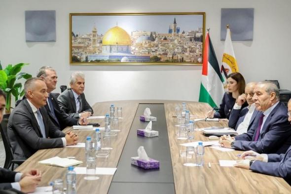 حسين
الشيخ
يبحث
مع
ملادينوف
تنفيذ
المرحلة
الثانية
من
خطة
ترمب
في
غزة