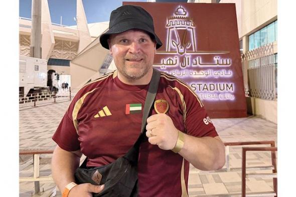 مشجع بريطاني يعشق نادي الوحدة لتشابه ألوانه مع أستون فيلا