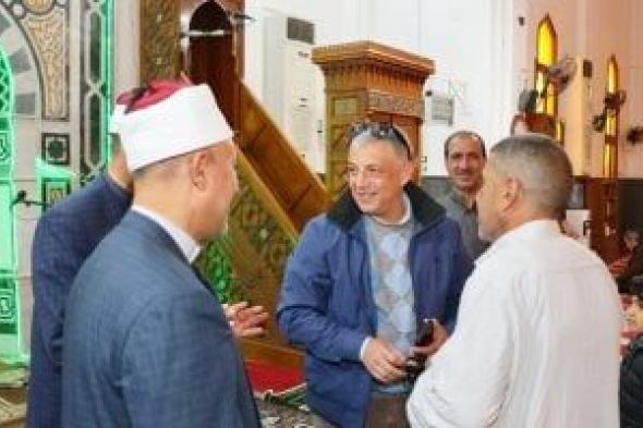 محافظ
الإسماعيلية
يستمع
لشكاوى
عدد
من
المواطنين
عقب
صلاة
الجمعة