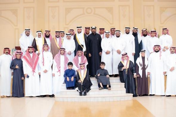 في
    أجواء
    من
    الفرح
    والبهجة..
    علي
    العرياني
    يحتفل
    بزواج
    نجله
    حامد