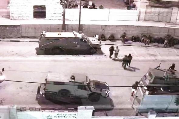 الاحتلال
يعتقل
مواطنين
ويحتجز
العشرات
ويداهم
منازل
في
الخليل