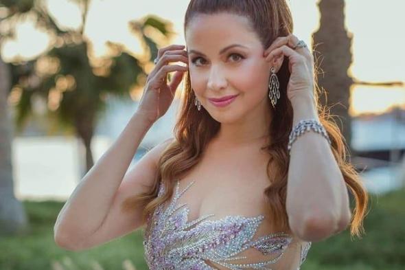 ريا أبي راشد تشارك عمرو دياب الغناء على المسرح وتمازح الجمهور