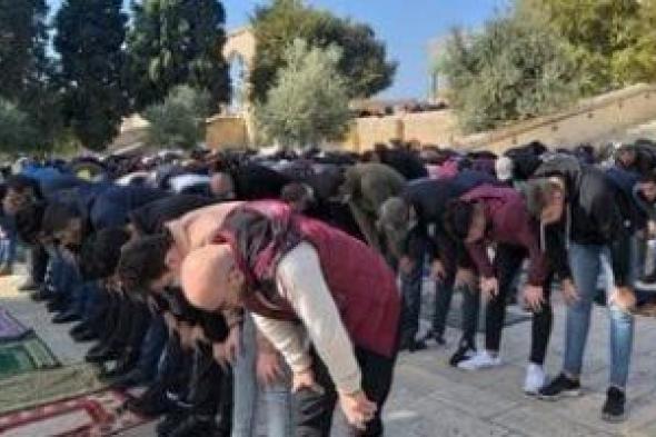 الآلاف
يؤدون
صلاة
الجمعة
فى
المسجد
الأقصى