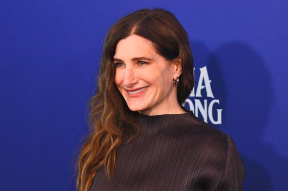 الممثلة
Kathryn
Hahn
in
تقترب
من
تجسيد
دور
الأم
جوثل
في
النسخة
الواقعية
من
فيلم
Tangled