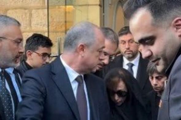 فيروز
تغادر
الكنيسة
بعد
انتهاء
قداس
نجلها
هلى
الرحبانى