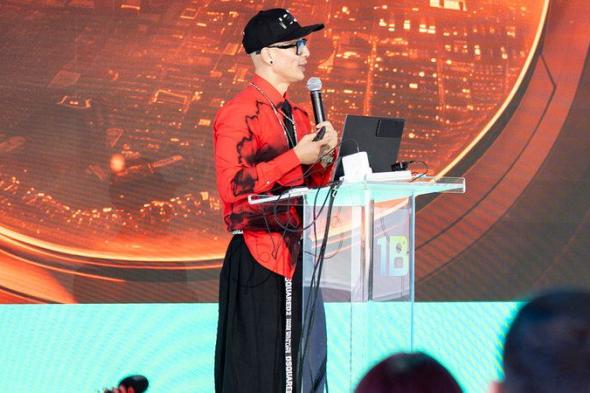 3 مبادئ من كريس دو لبناء هوية متميزة لصانع المحتوى