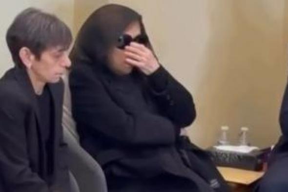 دموع
الفنانة
فيروز
تنهمر
حزناً
على
ابنها
هلى
الرحبانى
فى
جنازته