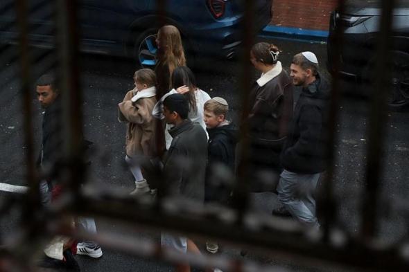 مستوطنون
يعتدون
على
شاب
ويستولون
على
مركبته
غرب
سلفيت