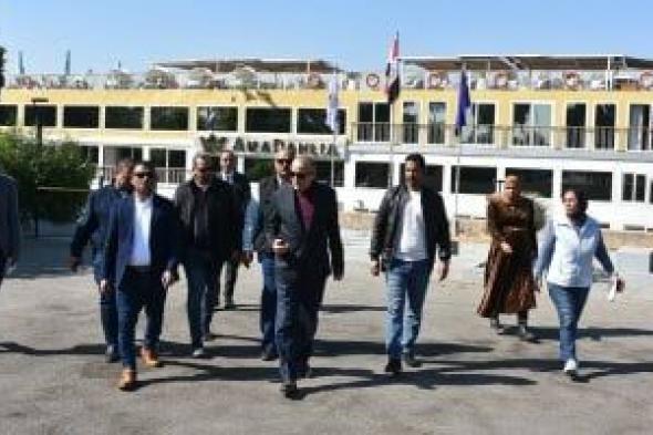 محافظ
الأقصر
يتفقد
مشروعات
الصرف
والطرق
والمراسى
السياحية
بمدينة
البياضية..
صور