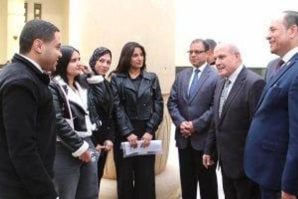 رئيس
النيابة
الإدارية
يتفقد
إجراءات
سحب
وتقديم
ملفات
المتقدمين
لمسابقة
معاون