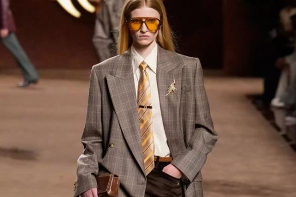 بنطلونات التسعينات تعود إلى الموضة: المخمل يتربع على عرش الأزياء من جديد