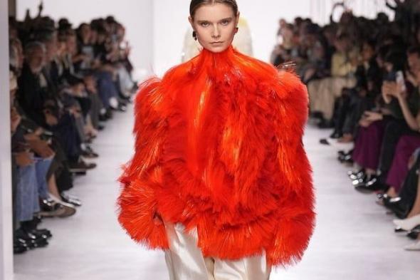 الريش والشراشيب: حين تتحول الحركة إلى لغة أناقة في عالم الموضة