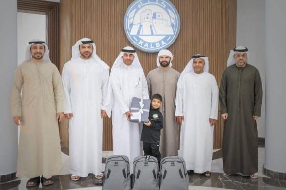 كلباء
      يحتفي
      بالمشجع
      الصغير
      يوسف
      البلوشي