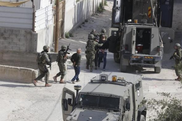 الاحتلال
يعتقل
ثلاثة
مواطنين
بعد
أن
احتجزهم
مستوطنون
بالخليل