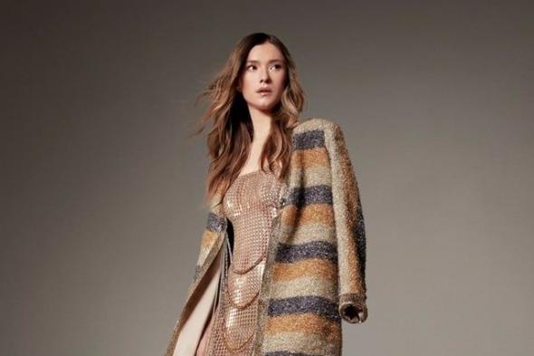 الأقمشة الميتالك والتطريزات: رمز الفخامة في أزياء السهرة