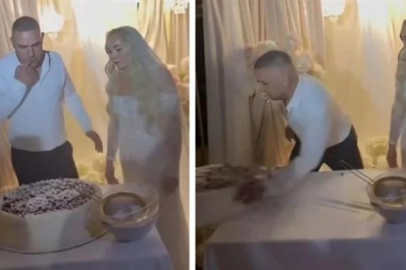 العريس مدَّ إصبعه لتذوق كعكة الزفاف والعروس وبَّخته أمام المدعوين .. فماذا فعل ؟