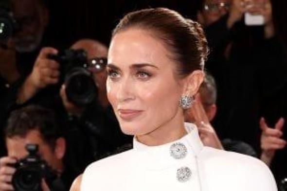 جينا
أورتيجا
ترتدي
Balenciaga
وإيميلي
بلانت
LV
في
الجولدن
جلوب