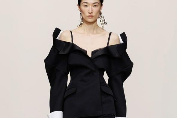 موضة ربيع 2026: الأزياء غير المكتملة كأسلوب جديد للفخامة