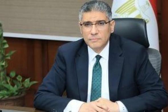 محافظ
الجيزة
يسلم
اليوم
عقود
وحدات
إسكان
الديسمى
لمتضررى
السيول
بالصف