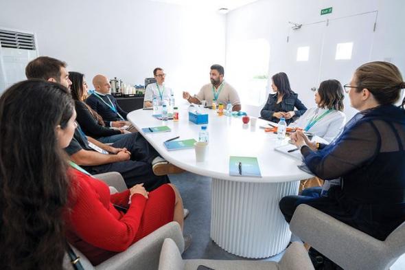 حوارات الطاولة المستديرة تناقش التحديات والفرص