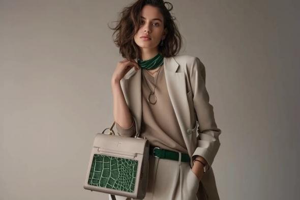 آخر
      موضة
      تكنولوجية..
      حقيبة
      فاخرة
      بشاشة
      ذكية
      "تغير
      مظهرها"
      لتنسجم
      مع
      ملابسك