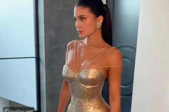 كايلي جينر تتألق بإطلالة ذهبية مرصعة بالألماس في غولدن غلوب 2026