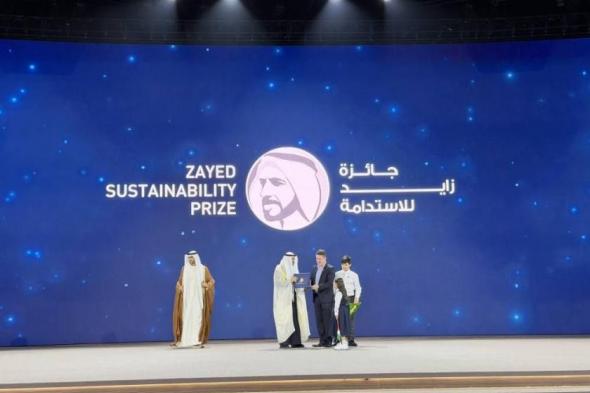 قرقاش:
      بارك
      الله
      في
      مبادرات
      الإمارات
      وفي
      قيادة
      خيّرة
      في
      مقاصدها
      وأعمالها