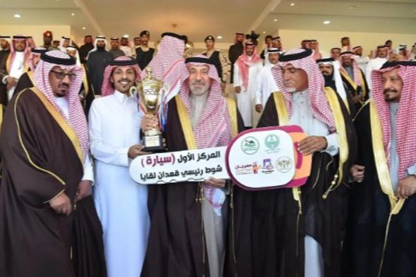 أمير
    نجران
    يرعى
    سباق
    الهجن
    بميدان
    شرورة