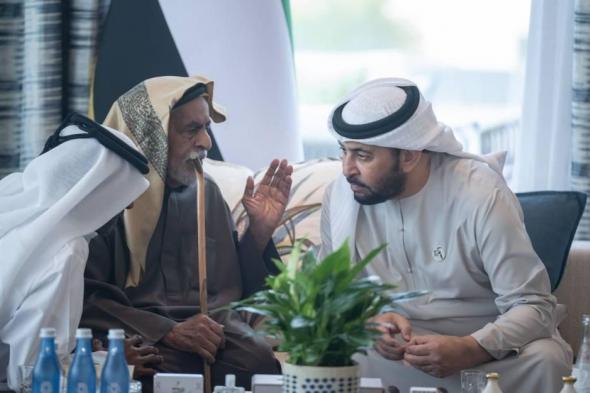 حمدان
      بن
      زايد
      يلتقي
      كبار
      المواطنين
      وموظفين
      في
      الظفرة
      ويطمئن
      على
      أوضاعهم