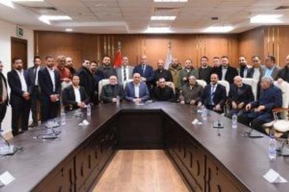 وزير
العمل
يعقد
اجتماعا
مع
ممثلى
شركات
إلحاق
العمالة
بالخارج