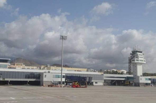 مسن
      يحاول
      الصعود
      إلى
      طائرة
      رفقة
      جثة
      زوجته