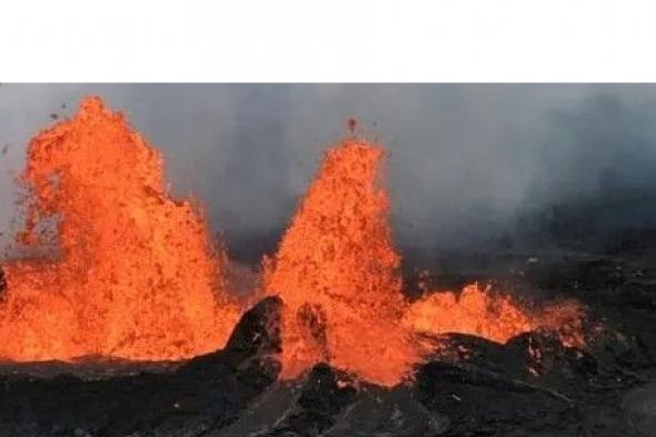 بركان كيلاويا في هاواي يقذف كتلا من الحمم البركانية