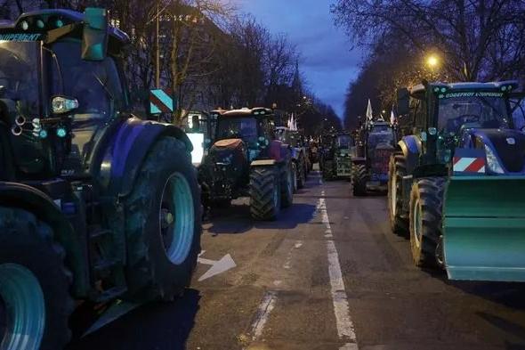 ثورة
      "جرارات
      الفلاحين"
      تحاصر
      باريس
      من
      برج
      إيفل
      لقوس
      النصر
      رفضا
      لـ"ميركوسور"