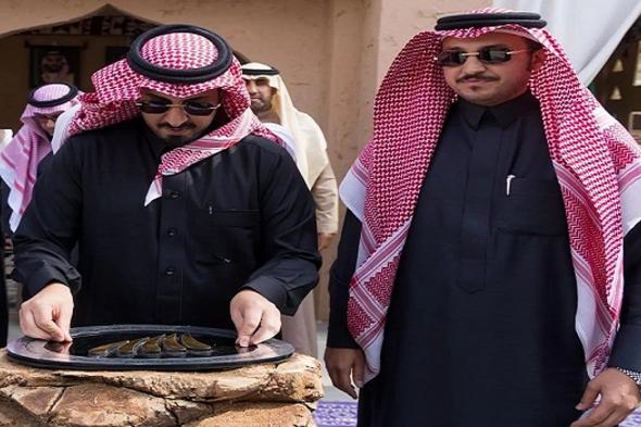 مُحافظ
    الخرج
    يُدشِّن
    هوية
    مهرجان
    "الخرج
    للتمور
    والقهوة
    السعودية"
    في
    نسخته
    الثانية