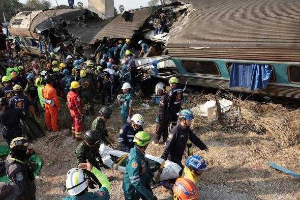 سقوط رافعة على قطار ركاب في تايلاند.. 28 قتيلا وإصابة العشرات