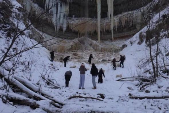 فيديو
      يوثق
      لحظة
      انهيار
      كتلة
      جليدية
      ضخمة
      من
      شلال
      في
      إستونيا
      ونجاة
      السياح
      من
      كارثة