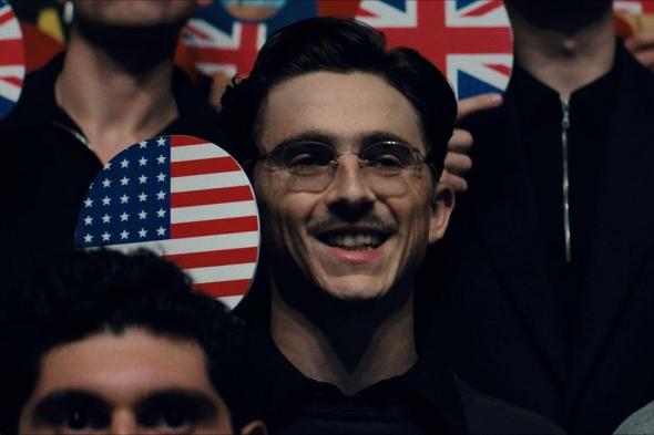 جوش
سافيدي
يؤكد
أن
روبرت
باتينسون
يظهر
بدور
سري
صغير
في
Marty
Supreme
—
شاهده
الآن