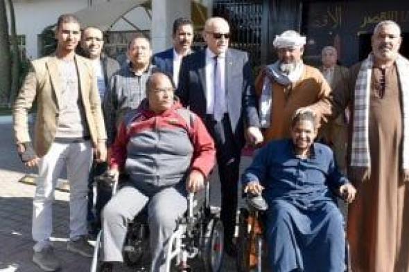 محافظ
الأقصر
يسلّم
كرسيين
متحركين
لمواطنين
من
الزينية
ومدينة
طيبة
الجديدة